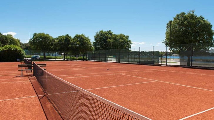 Polijevanje zemljanih terena za tenis